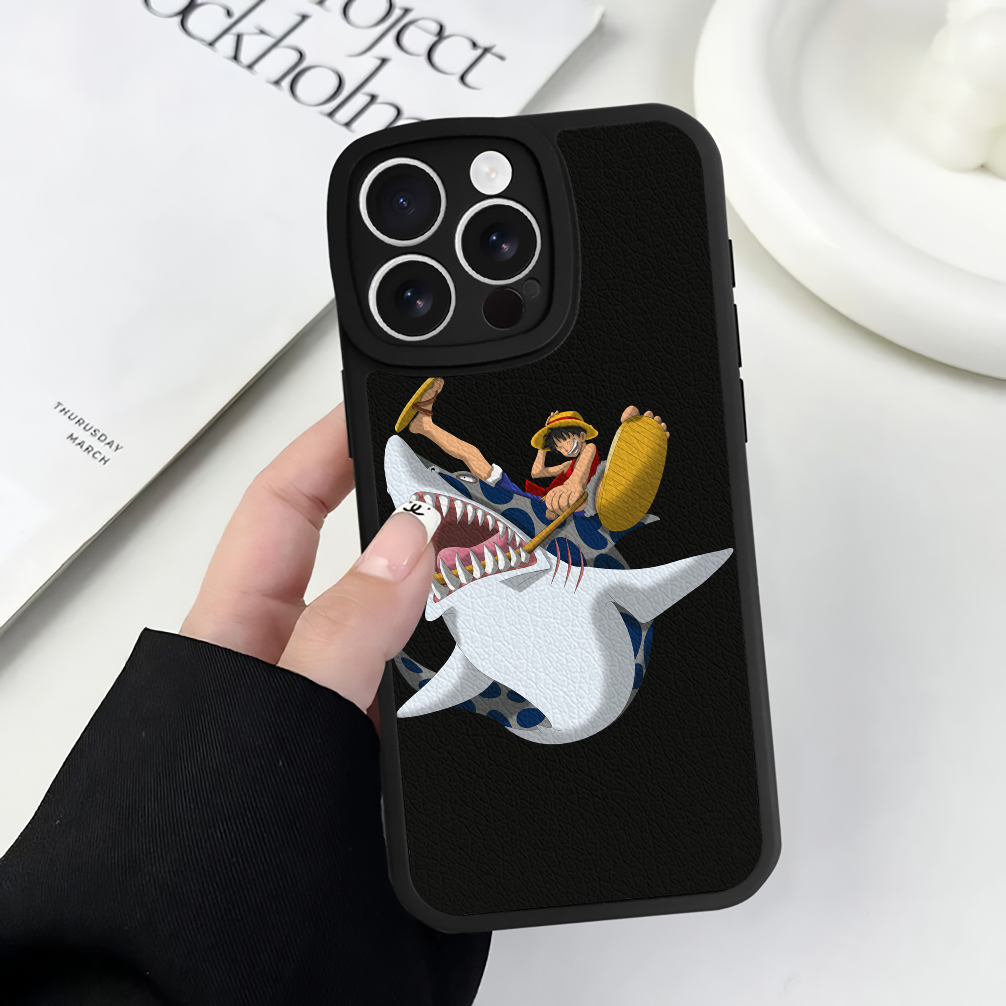（画像用） ワンピース モンキー・D・ルフィ ONE PIECE Monkey D. Luffy 【iPhone 16シリーズ対応】シリコンスマホケース（レザー調） 材質：シリコン